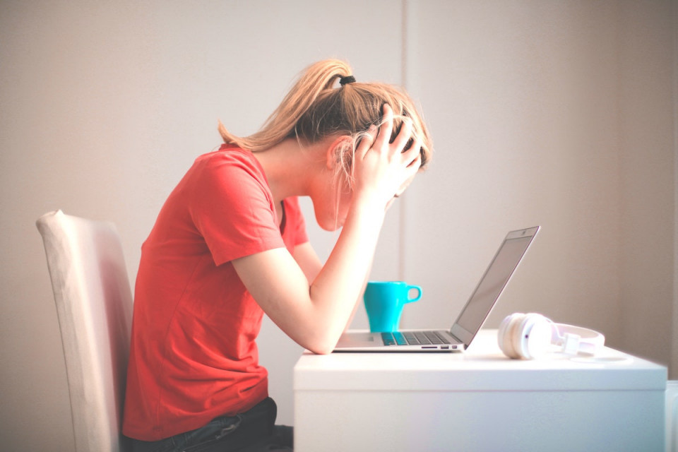 6 Signs You're in a Hostile Work Environment—And How To Get Out